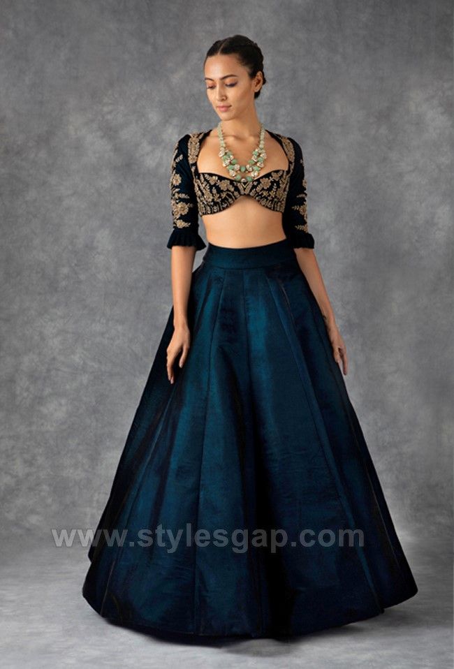 Velvet Ghagra Blouse Designs, Crop Top Lehenga Stitching Ideas, Indian Lehenga Blouse Designs, Velvet Ghagra, Velvet Blouse Designs Indian, Velvet Outfits For Women, Velvet Blouse Design, Lengha Blouse Designs, Velvet Lehenga