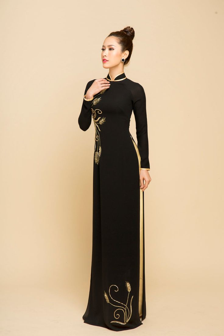 Traditional collar Material: Crepe, beading Long sleeves Type: Traditional ao dai form Vietnamese Clothing, Asian Style Dress, Vietnam Dress, Vietnamese Wedding, Desi Dress, Chinese Traditional Dress, Vietnamese Traditional Dress, Vietnamese Dress, Chinese Dress