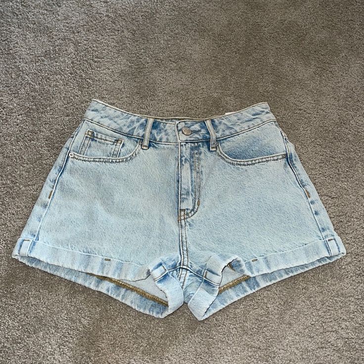 Nwt Pacsun Light Blue Jean Mom Shorts Size 24 High Rise Medium Wash Bottoms For Vacation, Blue Cutoff Bottoms For Vacation, Light Wash Shorts With Pockets For Summer, Blue High-waisted Jean Shorts For Summer, High-waisted Blue Jean Shorts For Summer, Light Wash Summer Shorts, Summer Style Medium Wash Bottoms For Day Out, Summer High-waisted Light Wash Shorts, Light Wash High-waisted Shorts For Day Out