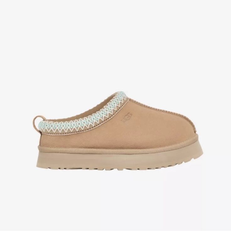 Ugg Tazz Platform Slipper Big Kids Grade 6y Sand 1143776k Brand New 100% Authentic! White Uggs, Ugg Sand, Ugg Tazz Platform, Cute Uggs, Fashion Dress Up Games, Ugg Tazz, Bday Wishlist, Ugg Classic Ultra Mini, Preppy Shoes