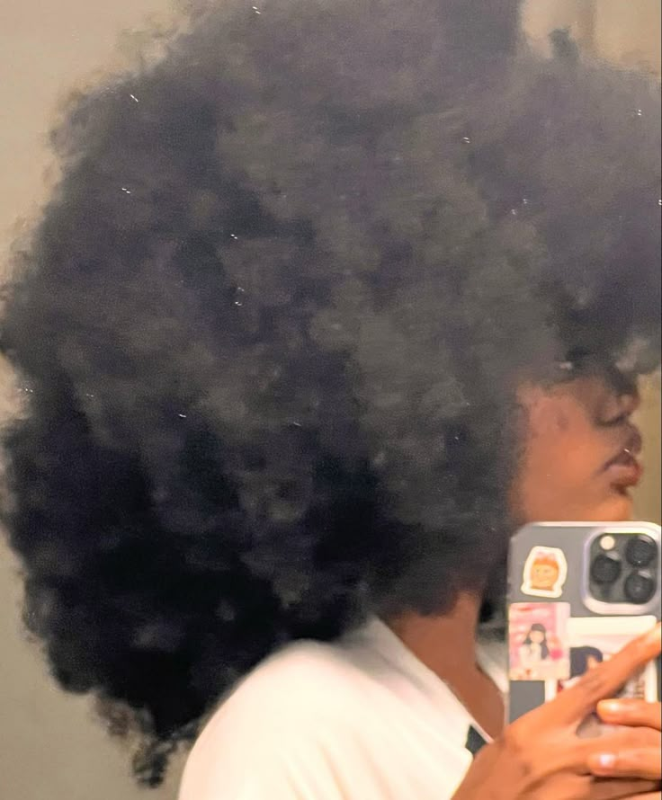 Natural Curls Black Women, Big Afro Hair, Afro Hair Girl, Really Curly Hair, Big Afro, Natural Afro, Beautiful Black Hair, Pelo Afro, 4c Natural Hair