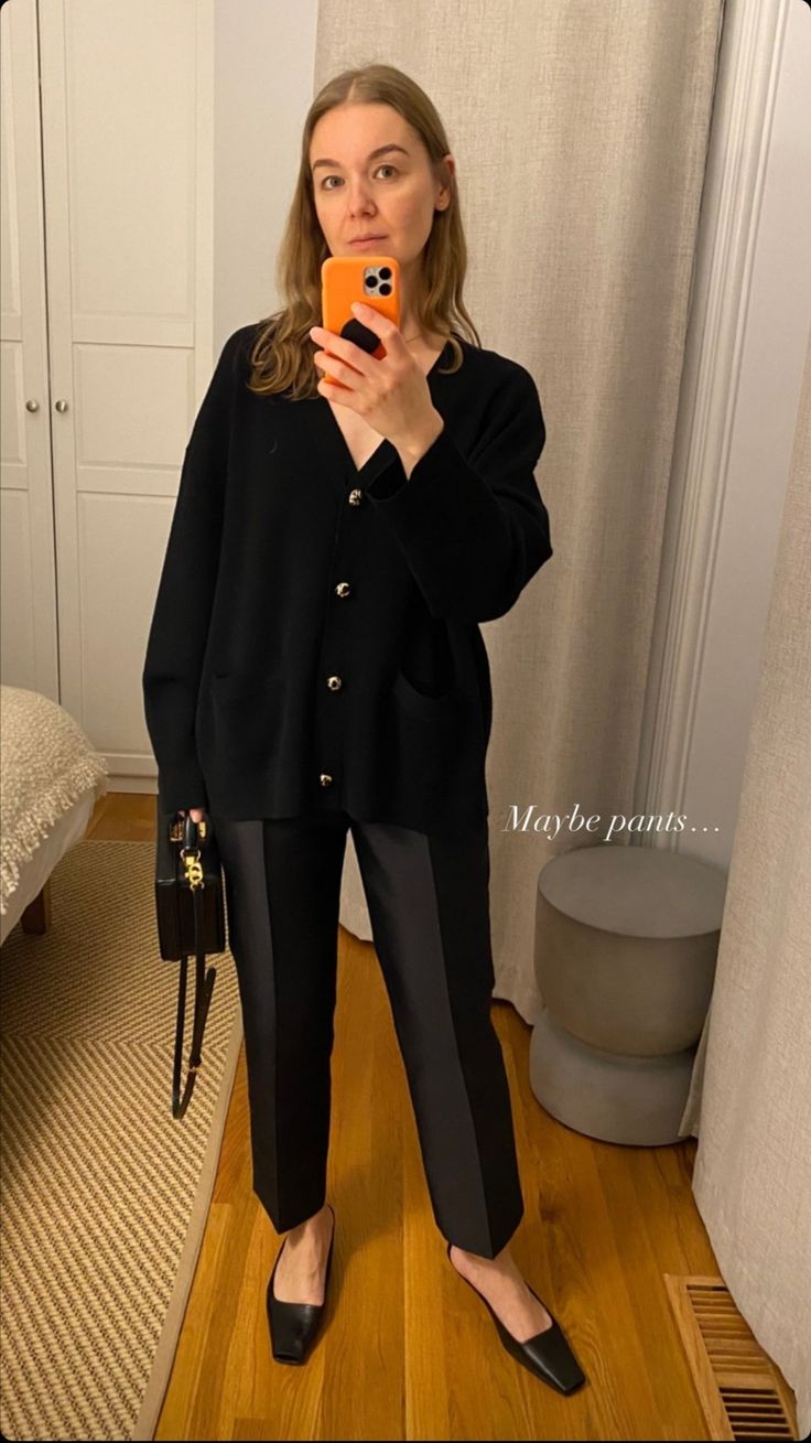 Mckinsey Consultant Outfit, Old Money Business Outfit, Skirt Classy Outfit, Minimalist Office Outfit, Black Blouse Outfit, Mode Old School, Daily Fashion Inspiration, 가을 패션, Work Outfits Women