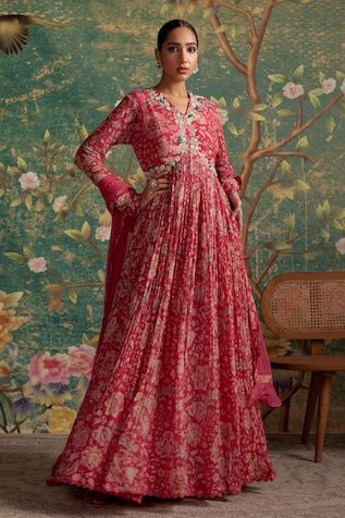 Fuchsia chiffon anarkali with floral print all over and bead and thread embroidery on the yoke. Paired with an organza, net dupatta. - Aza Fashions Silk Anarkali Gown, Chiffon Anarkali, Ridhi Mehra, Silk Anarkali, Long Anarkali, Embroidered Crop Tops, Anarkali Gown, Simple Pakistani Dresses, Net Dupatta