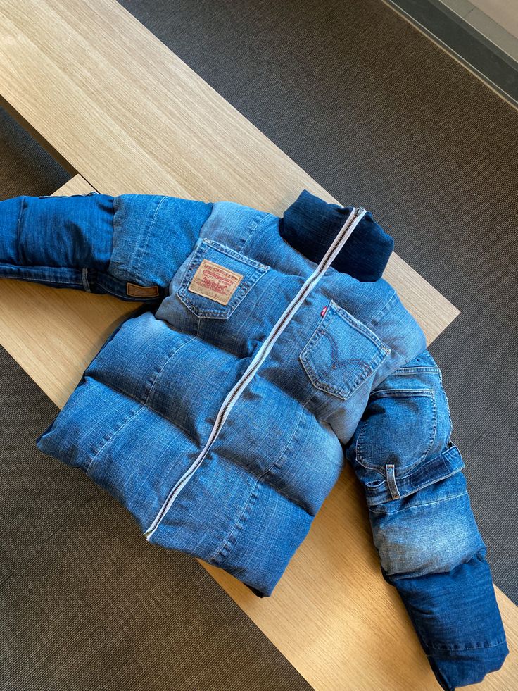 A vintage reworked denim Levi‘s jacket Upcycling Ideas Fashion, Diy Jeans Upcycle Fashion, Denim Diy Clothes Ideas, Denim Puffer Jacket, Denim Diy Upcycling, Upcycled Fashion Refashioning, Reworked Denim Jacket, Jeans Upcycle, Reworked Jeans