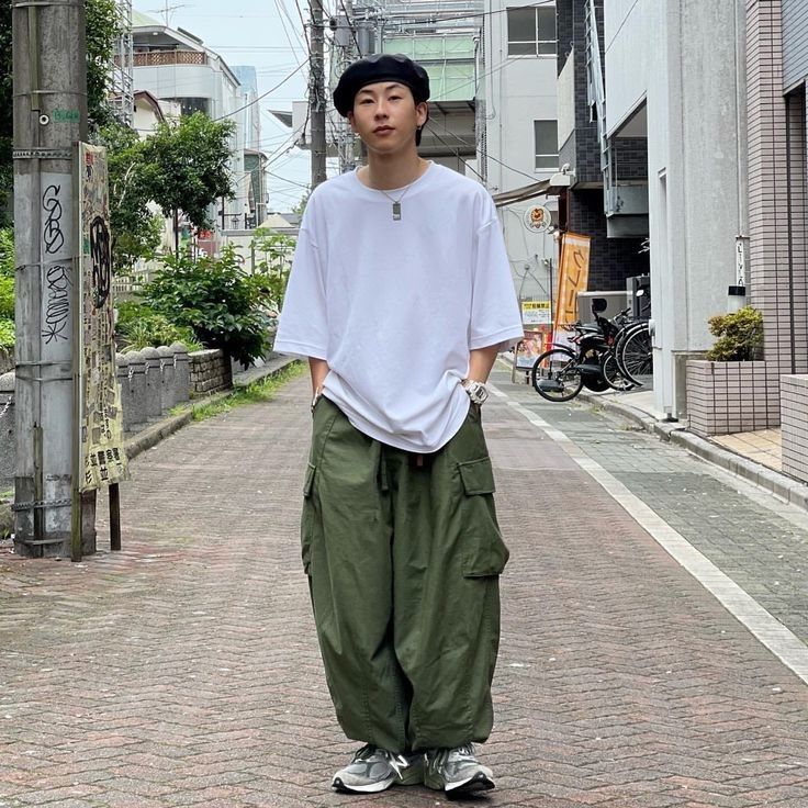 #aesthetic #fashion #fitinspo #Instagram #model #menswear #wear #fashionable #accessories New Balance Baggy Outfit, Cargo Pants Shirt Outfit, Japan Street Wear, Japanese Fashion Aesthetic, Japan Men Fashion, Hiking Outfit Men, Estilo Vans, Japanese Streetwear Fashion, Light Pants