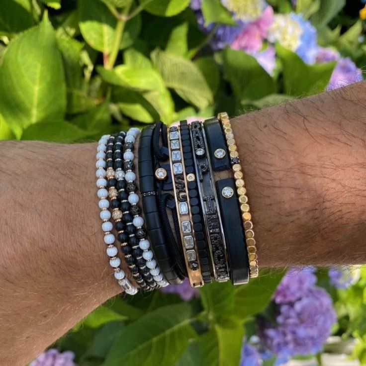 These sfera bracelets are a perfect gift for your hubby or special someone! Available in 18K White Gold, Yellow Gold, or Rose Gold Three Men's Wrist Sizes: Small= 6.5in to 7in Medium = 7in to 7.5in Large = 7.5in to 8in Available with 1, 3, or 5 pave beads Matte Ceramic, Pave Beads, Black Matte, Gold Yellow, 18k Rose Gold, Black Diamond, White Diamond, Or Rose, White Gold