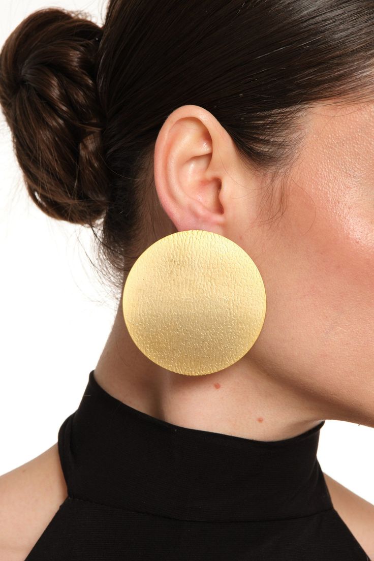 Embrace the allure of yesteryears with these chic, oversized brass disc earrings, bathed in a shimmering layer of gold. Merging classic charm with a dash of modern flair, these handcrafted treasures are perfect for anyone with an eye for fashion. Whether you're stepping out during the day or dressing up for the evening, these earrings promise to enhance your ensemble with their radiant glow. Indulge in the luxury of hand-finished artistry and let these statement pieces be the crowning jewel of y Giant Earrings, Big Earrings Outfit, Earrings Outfit, Oversized Earrings, Statement Hoop Earrings, African Earrings, Luxe Jewelry, Bold Earrings, Vintage Inspired Fashion