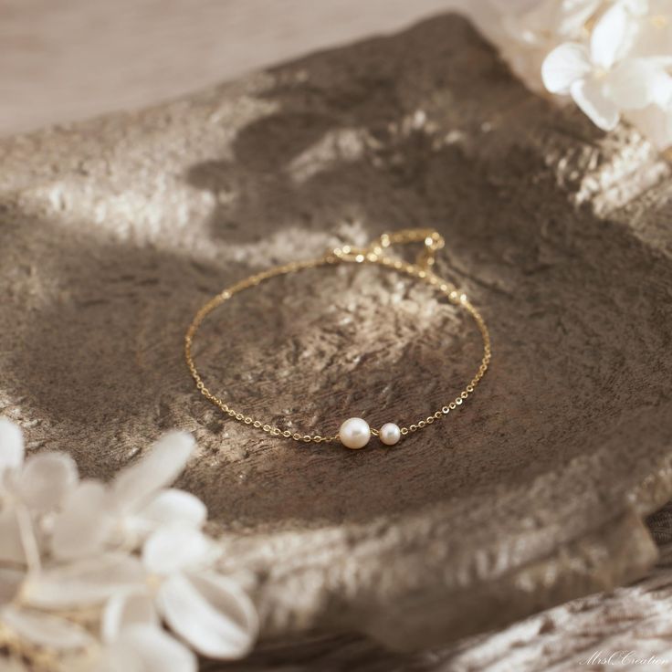 S H O W ∙ Y O U R ∙ S T Y L E UNIQUE ♥ dainty natural pearl design in 18K Gold plated, Beautiful Wedding bracelet/Anklet, Wear it either for everyday use or for special occasions. PERFECT GIFT ♥ Make your friends or family happy with this exclusive gift. MINIMALIST DESIGN ♥ Wear this jewelry with joy and show your style with the wonderful designs. SATISFACTION GUARANTEE ♥ Your satisfaction is always our priority. Please feel free to contact us if you have any questions or requests regarding your jewelry. M A T E R I A L Gold Silver 100% Real Nature Freshwater Pearl S I Z E Adjustable ♥ GIFT BOX All our products come in an elegant gift box. You don't need an extra box for your gifts. ♥ GIFT NOTE If you want to include a short gift note while ordering, we will be happy to add a short handwri Minimalist Pearl Bangle Bracelet Gift, White Minimalist Bracelets For Anniversary, Minimalist White Bracelets For Anniversary, Delicate Adjustable Gold Bracelet For Wedding, Dainty Bangle Jewelry For Bridesmaid Gift, Dainty Gold Bracelet With Adjustable Chain For Wedding, Adjustable Gold Bracelet For Wedding, Adjustable Delicate Chain Gold Bracelet For Wedding, Dainty Bangle For Bridesmaid Gift