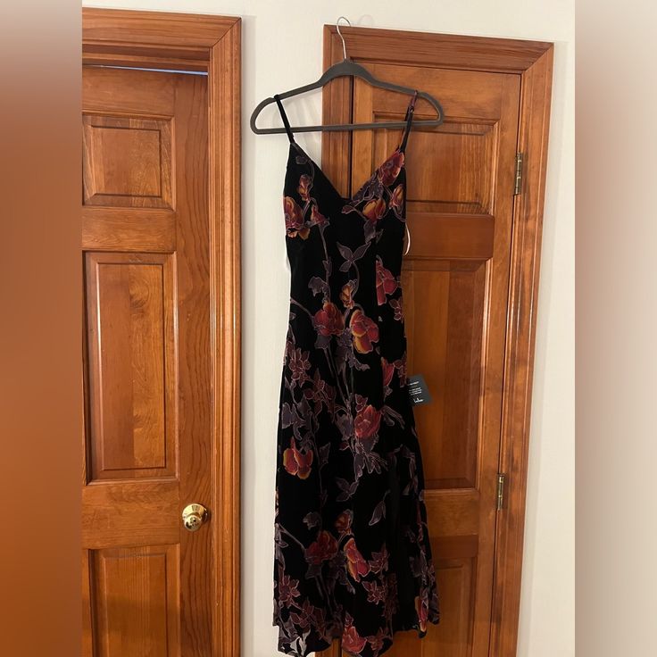 Https://Www.Lulus.Com/Products/Divine-Allure-Black-Floral-Burnout-Velvet-Midi-Dress/1947996.Html Never Worn. Tags Still Attached Black And Red Midi Dress, Styling Black Midi Dress, Dresses With Accessories, Floral Velvet Dress, Sage Green Dress, Navy Blue Midi Dress, Red Midi, Burnout Velvet, Velvet Midi Dress