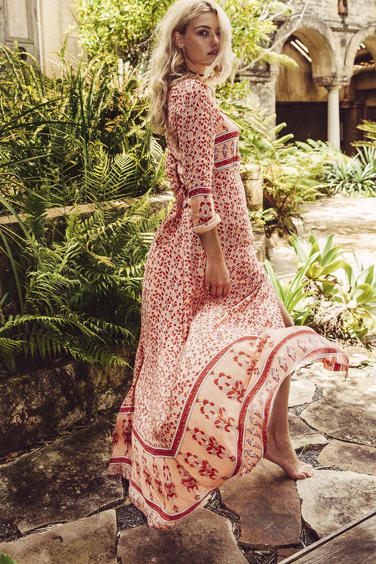 Bohemian Isabel Lucas, Boho Dresses Long, Estilo Hippie, Mode Boho, Boho Dresses, Beach Maxi Dress, Floral Print Maxi Dress, Floral Print Maxi, Flattering Dresses