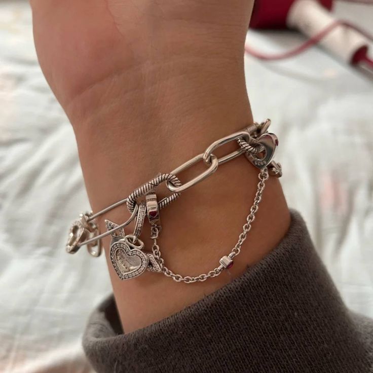 Pandora Link Me Bracelet, Pandora Link Bracelet, Pandora Bracelet Charms Aesthetic, Pandora Me Charms, Silver Jewelry Aesthetic Necklaces, Pandora Bracelet Ideas Inspiration, Pandora Me Link Bracelet, Pandora Bracelet Aesthetic, Pandora Bracelet Ideas