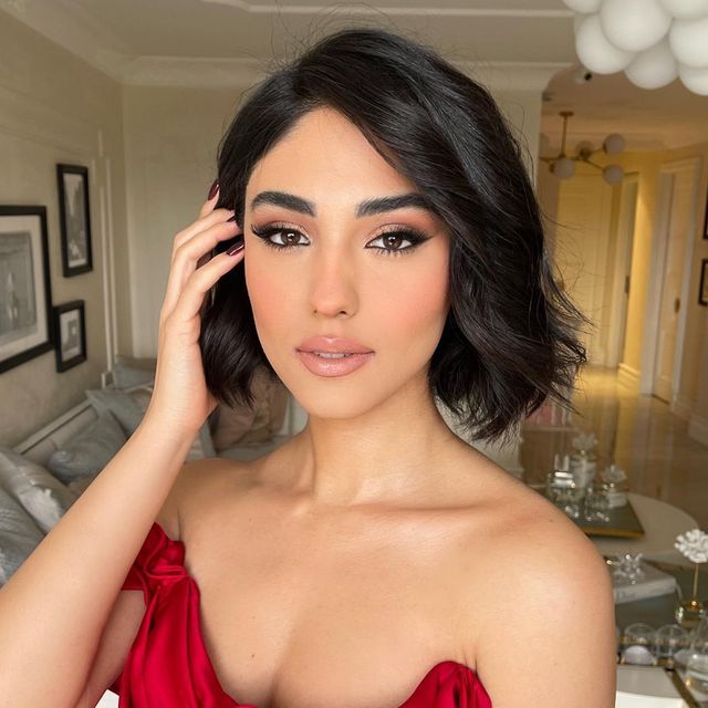 Soft Glam Red Eyeshadow, Soft Glam For Red Dress, Eyeshadow Looks For A Red Dress, Grad Makeup For Red Dress, Makeup Looks On Red Dress, Makeup Look Red Dress, Eyeshadow Looks With Red Dress, Makeup With Red Prom Dress, Red Formal Dress Makeup Looks