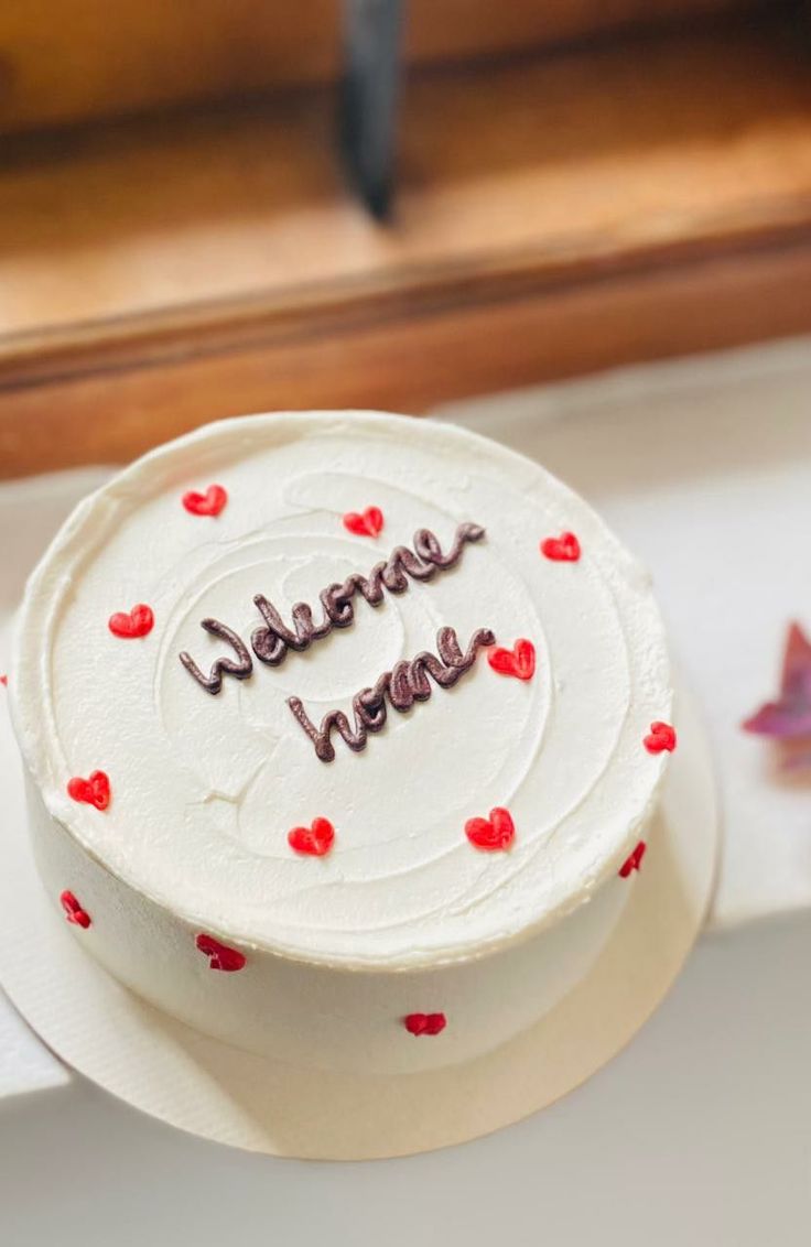 a cake with the words welcome home written on it