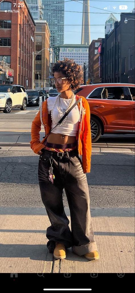 Bohemian Tomboy Style, Step Up Fashion, How To Style Street Wear, R&b Style Fashion, Y2k Outfits 2023, Chic Y2k Outfits, Brown Baggy Outfit, Mystic Style Fashion, Summer Tom Boy Femme