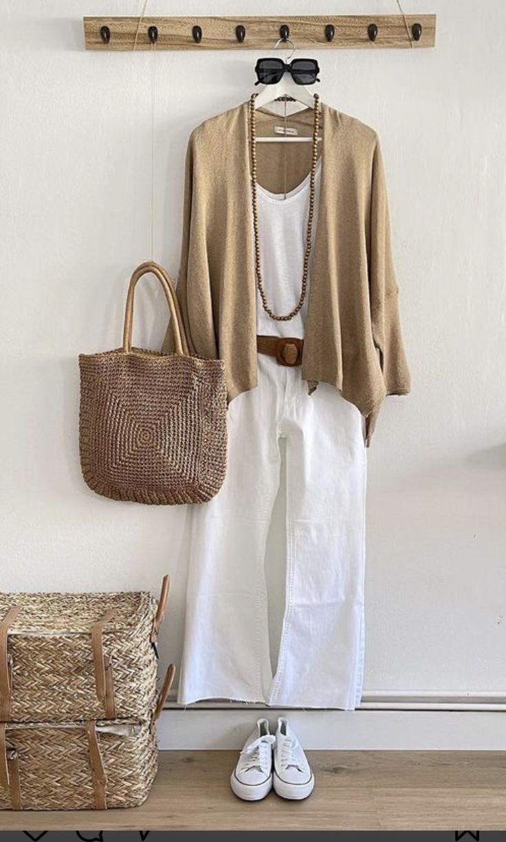 Outfits With White Pants, Mode Over 50, White Pants Outfit, Stylish Outfits For Women Over 50, Summer Outfits Women Over 40, Over 60 Fashion, Cut Dress, 60 Fashion, Mode Casual