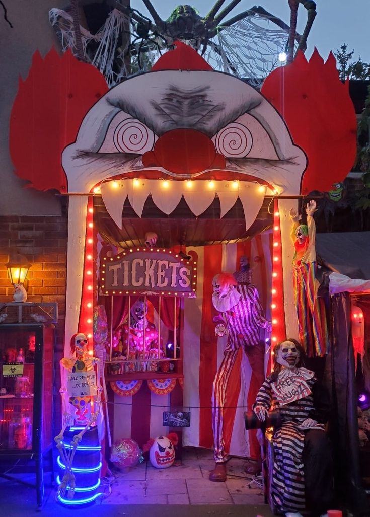 Halloween Carnival Decorations DIY Ideas Clown Halloween Front Yard, Clown Diy Decorations, Halloween Haunted Carnival, Halloween Decorations Circus, Diy Circus Halloween Decorations, Carnival Themed Halloween Party, Evil Carnival Decorations, Creepy Carnival Party, Spooky Carnival Party