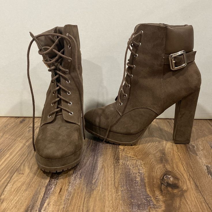 Never Worn Brown Ankle-high Heels With Buckle Closure, Trendy Brown Closed Toe Heels, Brown Trendy Round Toe Heels, Trendy Brown Round Toe Heels, Brown Heels With Buckle Closure For Fall, Brown High Heel Heels For Fall, Brown High Heels For Fall, Brown Ankle-high Platform Heels, Brown Platform Lace-up Heels