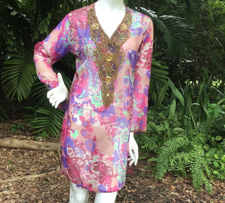 Vintage tunic silk Dress/top Size 2-4 Silk Tunic Dress With Vibrant Print, Bohemian Multicolor Silk Tunic, Long Sleeve Silk Embroidered Tunic, Luxury Silk Printed Tunic, Bohemian Silk V-neck Tunic, Sequin Tunic, Black Fur Coat, Beauty Icons, Vintage Silk