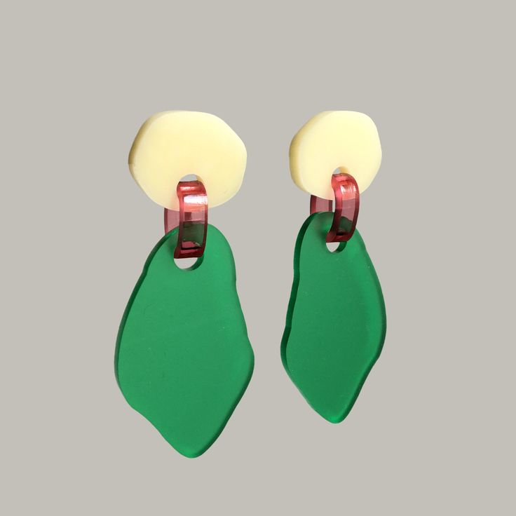 Boucles d'oreilles couleur givré * jaune pale * framboise * vert pomme Matière Plexiglas, Argent 925 Dimension 3x7,3cm Les tiges sont en argent925 garanties sans nickel et anti-ternissement. Dessiné, découpé et assemblé par nos quatre mains dans un atelier proche de Paris. L'acrylique est très léger et agréable à porter L'envoi se fait dans un emballage de protection par lettre suivie. Prêt à expédier sous 1_2 jours ouvrés Merci de nous contacter pour tout renseignement ! www.studiosophietam.com Playful Green Drop Earrings, Playful Green Plastic Jewelry, Trendy Green Drop Earrings, Green Plastic Jewelry For Gifts, Green Plastic Earrings For Gifts, Modern Green Earrings As Gift, Trendy Handmade Green Earrings, Playful Green Earrings For Party, Playful Green Earrings For Parties