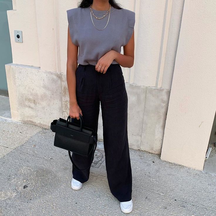 Miavita_ on Instagram: “Top zara 6454/110/809 . Pantalon Zara 7385/351/800 .” Black Wide Leg Pants Outfit Casual, Plus Size Wide Leg Pants Outfit, Trousers Outfit Work, Wide Leg Black Pants Outfit, Black Dress Pants Outfits, Wide Leg Pants Outfit Casual, Black Wide Leg Pants Outfit, Wide Leg Pants Outfit Work, Pleated Pants Outfit