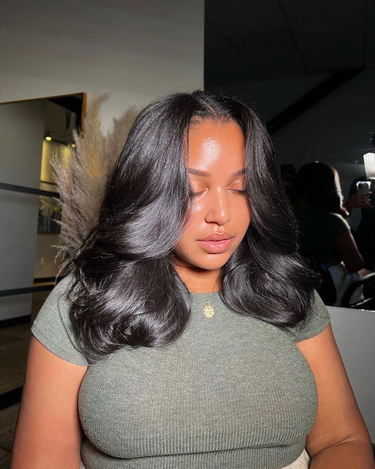 Layered Long Bob Black Women, Long Curled Hair Black Women, Lob Hair Cuts For Women, Curls With Bangs Black Women, Short Layered Hairstyles Shoulder, Bangs Black Women Hairstyles, Shoulder Length Sew In, Long Bob Curls, Long Bob Weave