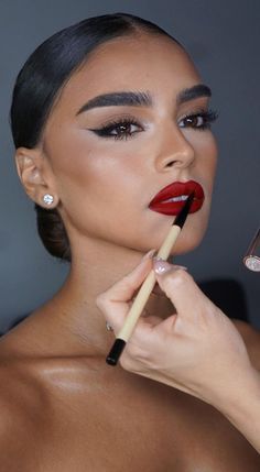 Make-up Rouge, Red Lip Dress Outfit, Make Up With Red Lipstick 2023, Make Up For Red Lipstick, Classy Glam Makeup, Makeup Ideas With Red Lips, Red Lipstick Makeup Natural, Makeup Looks With Red Lips, Makeup For A Black Dress