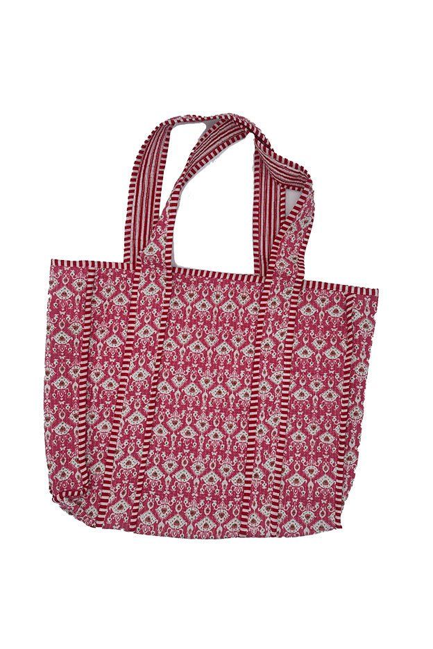 This spacious tote bag is handcrafted from quilt, offering a unique and eye-catching aesthetic. The patchwork design, reminiscent of traditional quilting techniques, adds a touch of rustic charm to any outfit. Crafted with durability in mind, the bag features a sturdy construction using quilted fabric and reinforced shoulder straps. This ensures comfortable carrying, even when loaded with groceries, market finds, or everyday essentials. For added functionality, the bag boasts a convenient interi Quilted Hobo Tote Bag, Quilted Hobo Bag Tote For Everyday, Everyday Quilted Hobo Tote Bag, Eco-friendly Red Tote Shoulder Bag, Red Quilted Travel Bag, Red Quilted Travel Shoulder Bag, Red Eco-friendly Canvas Shopping Bag, Square Red Hobo Bag For Daily Use, Red Quilted Shoulder Bag For Travel