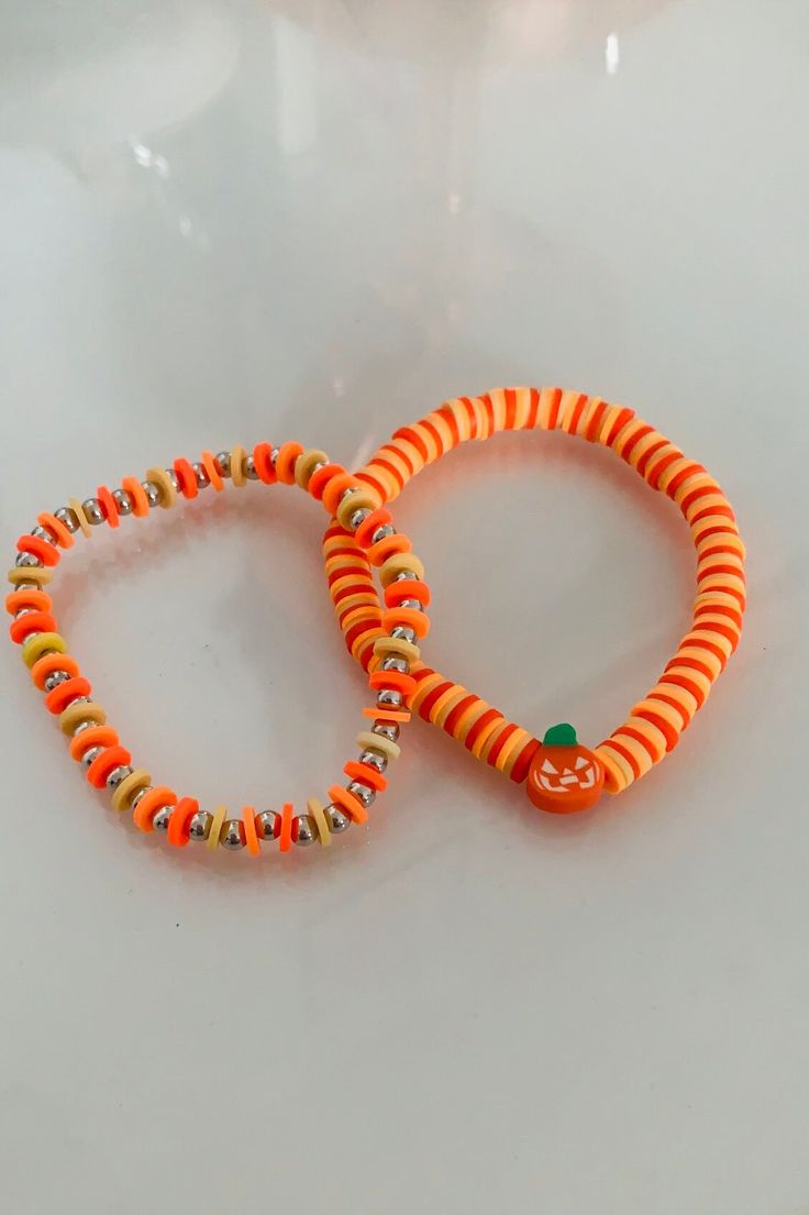 Autumn Clay Bracelets, Clay Bead Bracelet Ideas Autumn, Preppy Halloween Clay Bead Bracelets, Clay Bead Bracelet Ideas Preppy Halloween, Halloween Clay Bead Ideas, Clay Bead Bracelets Ideas Fall, Clay Beads Halloween, Clay Bead Bracelets Fall, Fall Braclets Ideas