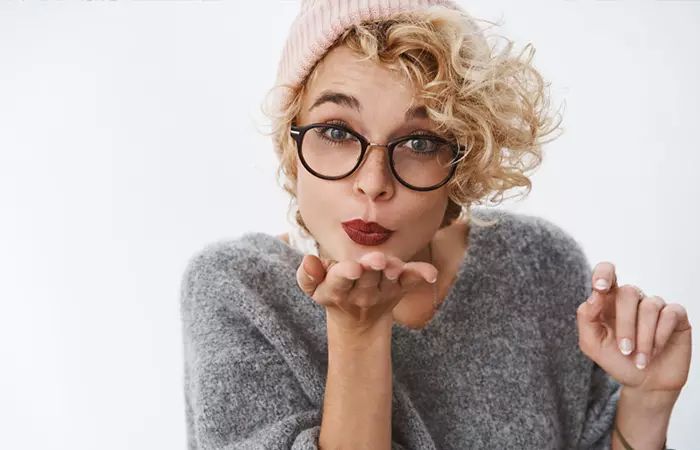 How To Wear A Beanie With Curly Hair Short Curly Hair With Beanie, Beanie With Curly Hair, Woman In Glasses, Glasses Woman, Beanie Outfit, Loose Ponytail, Cute Ponytails, Mom Denim, Different Hair Types