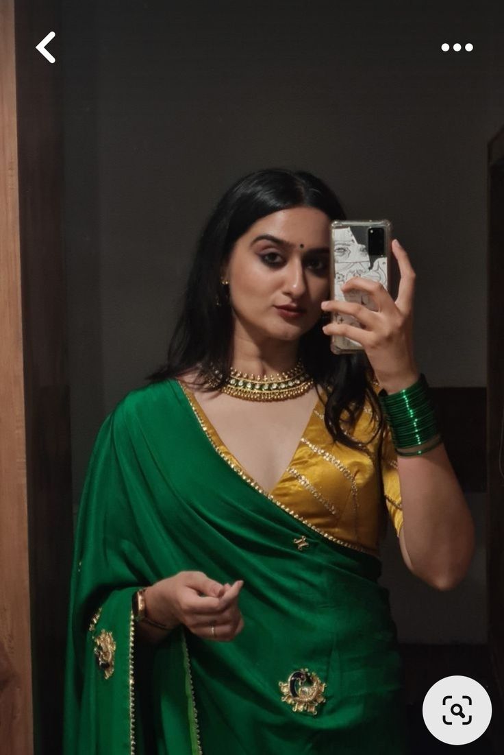 Contrast Saree And Blouse, Green Sari Look, Green Saree Aesthetic, Green Saree Look Traditional, Saree With Bangles, Forest Green Saree, Green Saree Contrast Blouse, Organized Bookshelf, Indian Forest