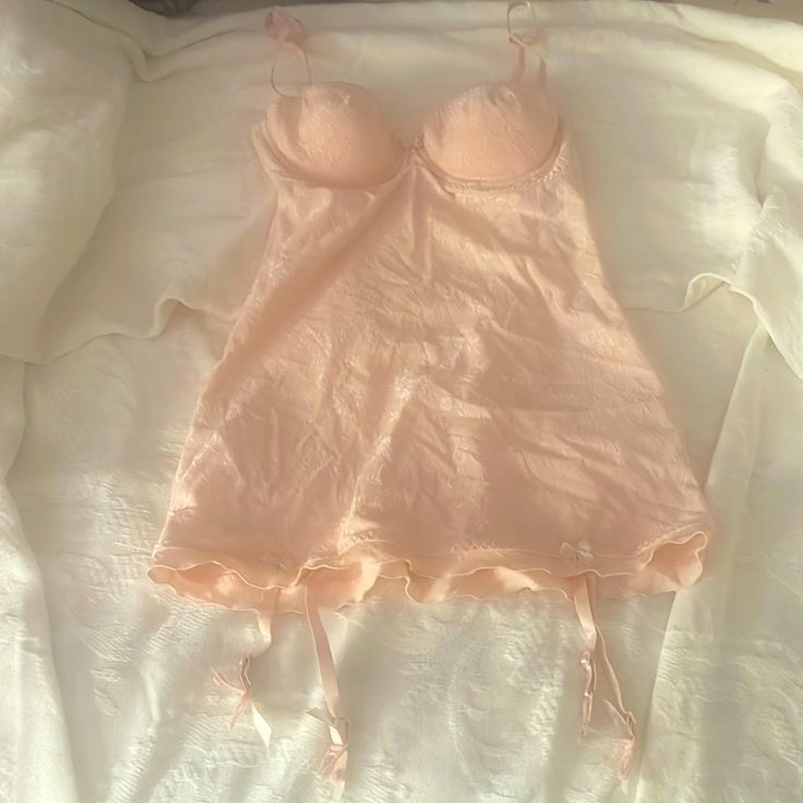 Never Worn Feminine Chemise With Built-in Bra, Fitted Sleepwear With Adjustable Straps For Spring, Pink Underwire Summer Top, Pink Loungewear Tops With Adjustable Straps, Pink Bra-friendly Summer Sleepwear, Summer Bra-friendly Pink Sleepwear, Feminine Fitted Bedtime Tops, Fitted Pink Sleep Top, Pink Summer Chemise With Spaghetti Straps