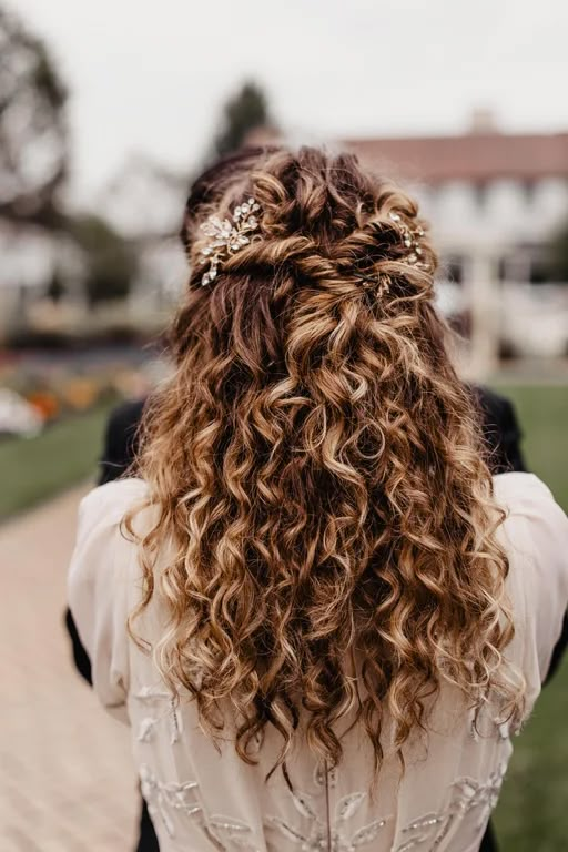 Curly Bridal Hair, Curly Wedding Hair, Bridesmaid Hair Down, Hairdos For Curly Hair, Natural Curls Hairstyles, Wedding Hair Inspiration, Curly Hair Inspiration, Penteado Cabelo Curto, Bridal Hair And Makeup