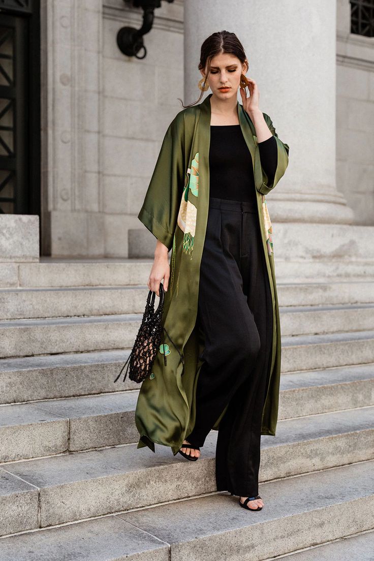 Hand-Painted Crane Kimono Robe - Long | KIM+ONO Long Kimono Outfit, Look Kimono, Kimono Outfits, Modern Kimono, Kimono Outfit, Mode Kimono, Silk Kimono Robe, Looks Black, Long Kimono