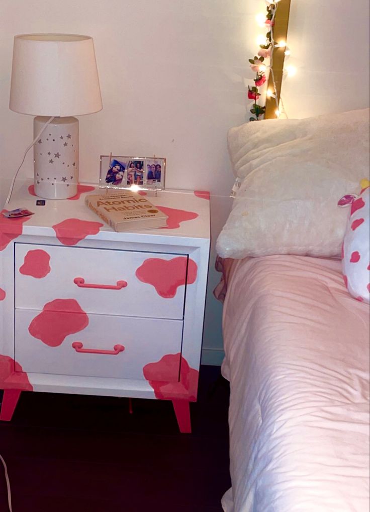 Cowprint cow pink furniture nightstand trendy Night Stand Painting Ideas, Drawer Painting Ideas Aesthetic, Pink Nightstand, Nightstand Painted, Room Wishlist, Pink Cow Print, Furniture Remodeling, Home Bar Rooms, Diy Dresser Makeover