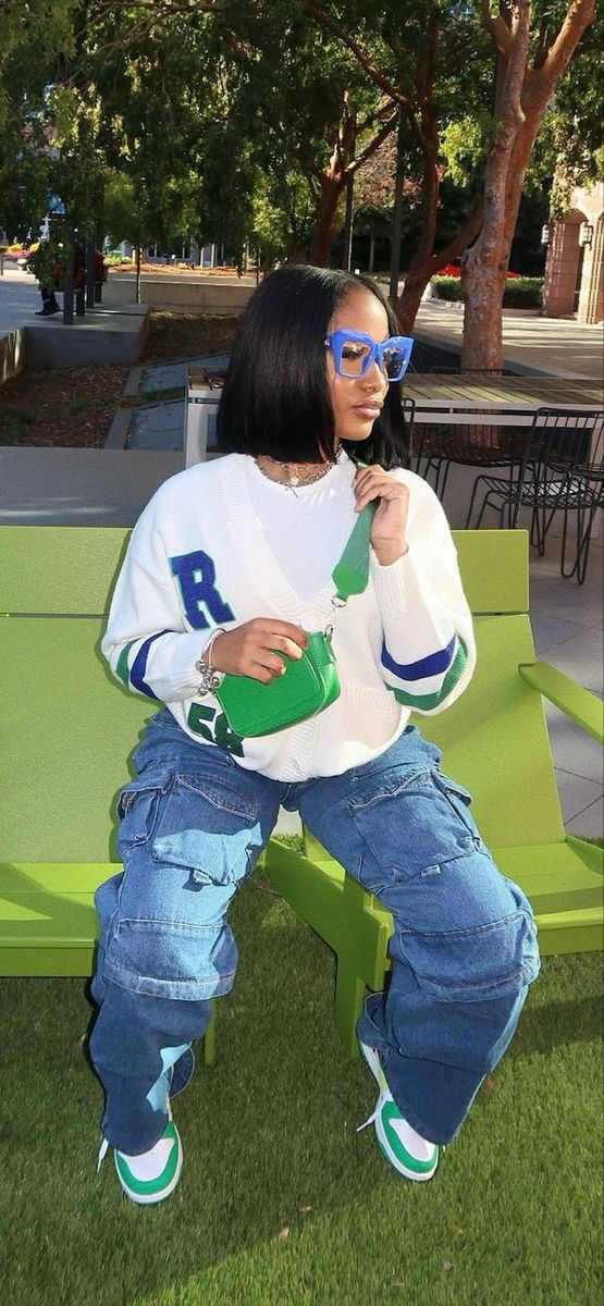 New York Outfits Winter Black Women, Philly Style Outfits, Awilkyyy Outfits, Winter Styles Black Women, Streetwear Fashion Black Women Winter, Oversized Blue Jeans Outfit, White Jeans Outfit Black Women, Bunch Outfits Black Women, Spring New York Outfits Street Style