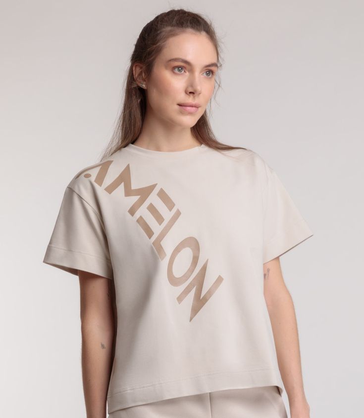 Women's t-shirt with the "AMELON" lettering in a free cut made of double-thread, high-quality cotton, durable fabric that maintains its shape and fits any figure perfectly. Shirt matches nicely with other items in our catalog. Materials: 95% Cotton, 5% Spandex Size on model - S Model`s height - 178cm Beige Letter Print T-shirt For Spring, Trendy Khaki Crew Neck T-shirt, Trendy Beige Relaxed Fit T-shirt, Beige Graphic Tee With Text Print, Beige Short Sleeve Top With Letter Print, Beige Tops With Text Print For Spring, Khaki Crew Neck T-shirt, Beige Cotton Tops With Text Print, Beige Graphic Tee With Letter Print