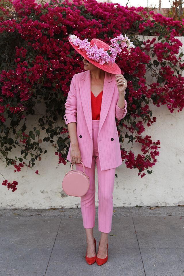 Blair Eadie in another pink and red outfit creation // Pink suit by Ganni, bag by Mansur Gavriel, and floral hat by Eric Javits // Click through to Atlantic-Pacific for more colorful suiting looks Hot Pink Elegant Outfit, All Pink Outfit, Outfit Rosa, Look Rose, Atlantic Pacific, Circle Bag, Brimmed Hat, Pink Suit, Fashion Sites