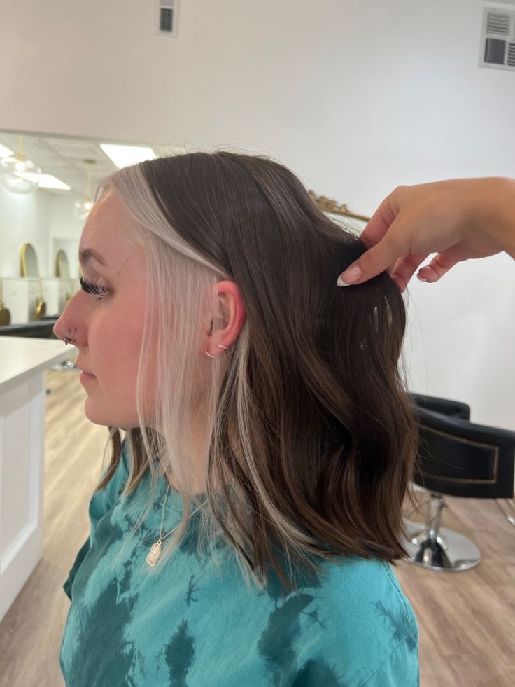 Platinum Halo Hair, Blond Halo Brown Hair, Half Silver Half Brown Hair, Brunette With Blonde Halo, Blond Halo Hair, Halo Hair Dye Style Short Hair, Brown Hair Blonde Halo, Colored Halo Hair, Brown Hair With Blonde Halo