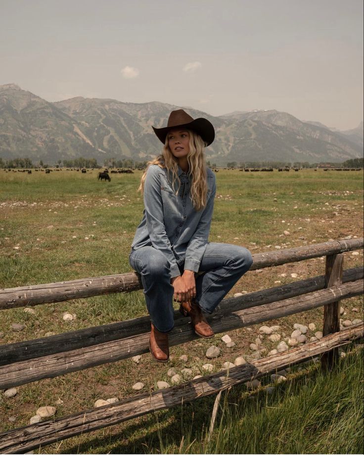 Yellowstone Outfits, My Love Photo, Cowgirl Photoshoot, Estilo Cowgirl, Trajes Country, Foto Cowgirl, Western Photoshoot, Country Vibes, Cowboy Aesthetic