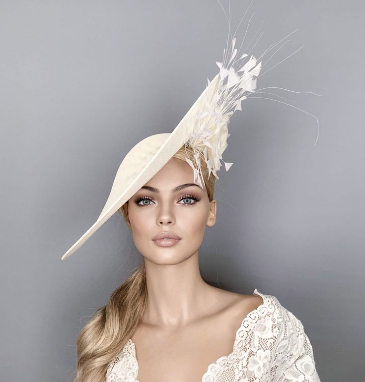 Elegante sombrero ivory con plumas y flores, kentucky derby sombrero de paja para mujer, sombrero Royal Ascot. Este sombrero de fascinación blanco está adornado con una impresionante montura de plumas y hermosas flores de seda. Es un sombrero perfecto para bodas, carreras de caballos Royal Ascot, cócteles, derby... Está montado en una diadema. Si quieres, puedes elegir el lado de la cabeza donde te gusta usar el fascinador, solo convocame. Cualquier color del fascinador se puede cambiar por orden. Siga este enlace para obtener más opciones hermosas de 'Sophie Young Hats' https://www.etsy.com/shop/sophieyounghats**UK PEDIDOS DE MÁS DE 150 € PAGARÁN LOS IMPUESTOS DEL IVA EN LA ADUANA ** White Derby Hat, Derby Hats Diy Ideas, Kentucky Derby Hats Diy, Derby Hats Diy, Ascot Horse Racing, Tea Hat, Ivory Hat, White Fascinator, Beautiful Wardrobe