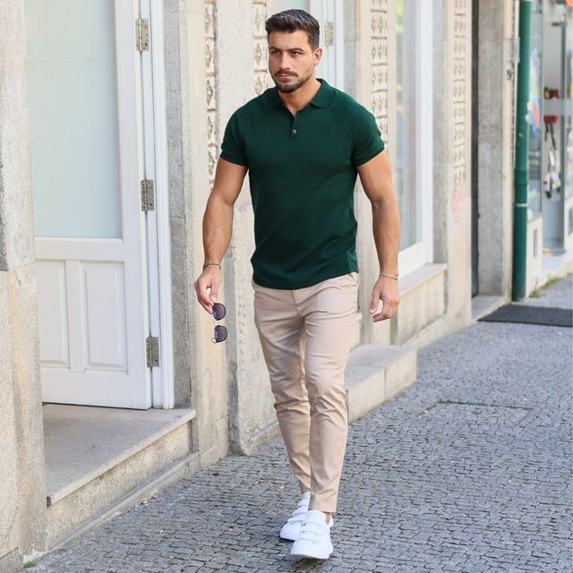 Mens Green Polo Shirt Outfit, Chino Polo Outfit Men, Polo Chinos Men Outfit, Green And Beige Outfit Men, Beige Tshirt Outfits Men, Casual Polo Outfit Men, Chino Outfits Men, Polo Verde Hombre Outfit, Outfit Pantalon Beige Hombre