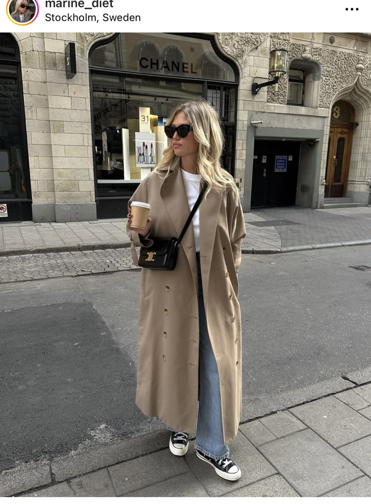 Beige Trench Coat Outfit, Paris Outfit Ideas, Trench Outfit, Long Coat Outfit, Trainers Outfit, Converse Outfits, Female Office, Winter Office, Trench Coat Outfit