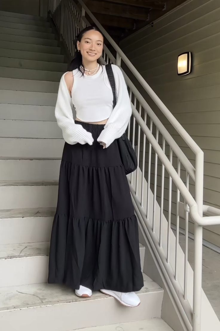 Style Long Black Skirt Outfit Ideas, Black Maxi Skirt Outfit Casual, Black And White Long Skirt Outfit, Outfit Inspo Maxi Skirt, Long Skirt Layered Outfit, Outfit With Black Long Skirt, Styling A Long Black Skirt, Style Black Maxi Skirt, Long Skirt Concert Outfit