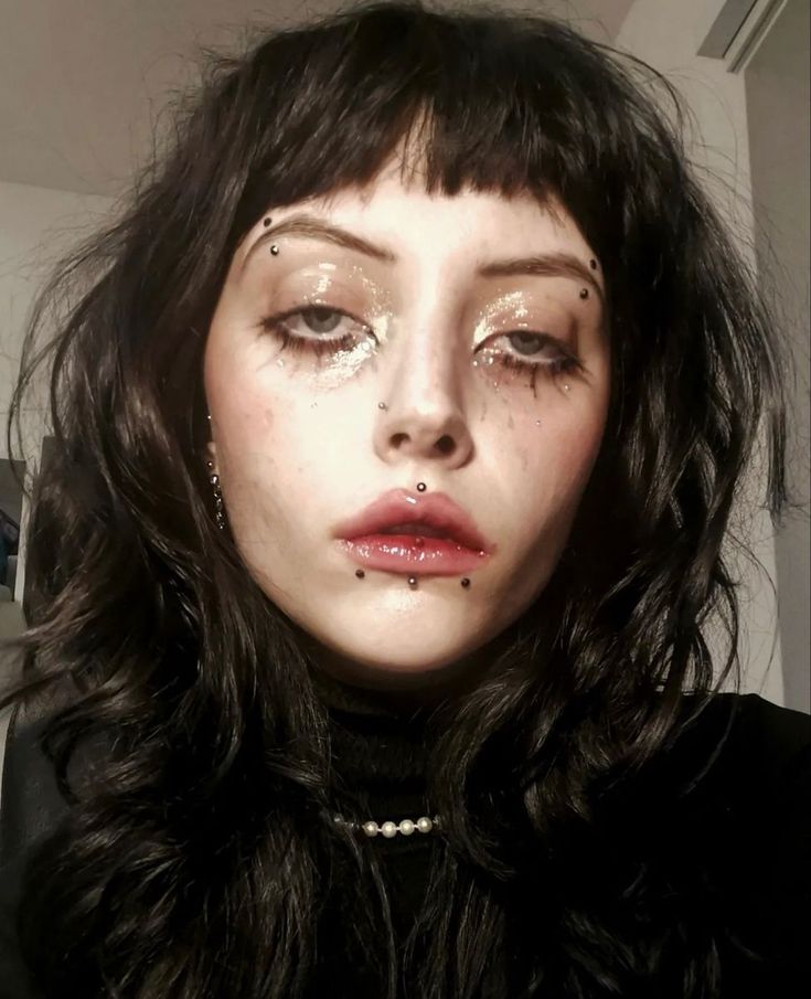 Larger Eyes Makeup, Woman Face Reference 3/4, Creepy Fairy Makeup, Masc Grunge Makeup, Sick Makeup Look, Pretty Goth Makeup, Vampyr Smink, Nonbinary Makeup, David Bowie Makeup