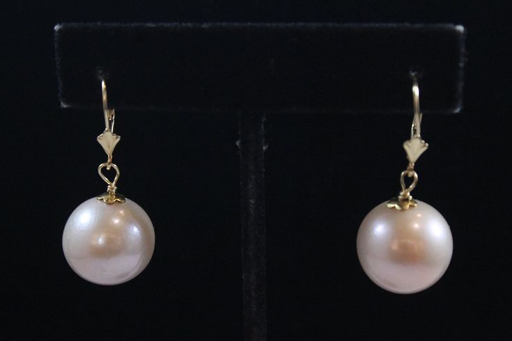 -Vintage 14k Gold Round Shape Natural Pink Edison Pearl Earring -Total length: 1.5 in -Pearl size: 16 mm -Total weight: 11.6 g -Tested 14k Classic Gold Round Pearl Earrings, Classic Gold Pearl Earrings, Classic Yellow Gold Drop Pearl Earrings, Classic 14k Yellow Gold Pearl Earrings, Classic Yellow Gold Pearl Earrings For Formal Occasions, Classic 14k Gold Earrings For Formal Occasions, Classic Yellow Gold Earrings For Formal Occasions, Classic Yellow Gold Earrings With High Luster, Classic 14k Gold Matching Pearl Earrings