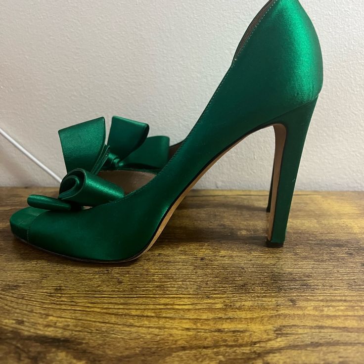 Valetino Open Shoes Beautiful Color Elegant Green Heels For Spring, Elegant Green Spring Heels, Green Round Toe Heels For Cocktail, Green Open Toe Heels For Formal Occasions, Chic Green Heels For Events, Elegant Green Open Heel Heels, Classic Green Heels For Formal Occasions, Elegant Green Heels With Padded Heel, Elegant Green Heels For Evening