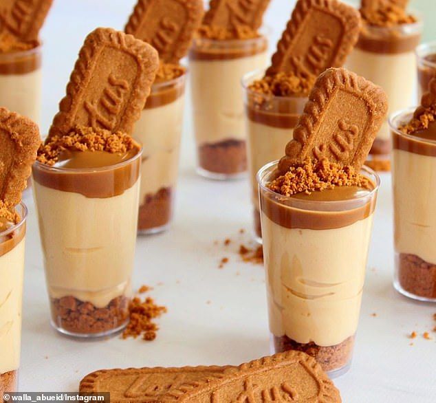 there are many desserts in small cups with cookies on top and peanut butter crackers sticking out of them