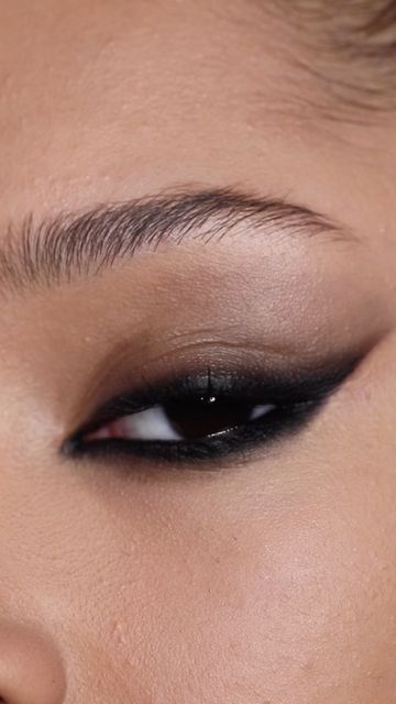 Smoked Eyeliner, Eye Makeup Inspiration, Black Eyeliner Makeup, Brown Smokey Eye Makeup, Powder Eyeliner, Dramatic Eyeliner, Black Smokey Eye Makeup, Smudged Makeup, Smudged Eyeliner