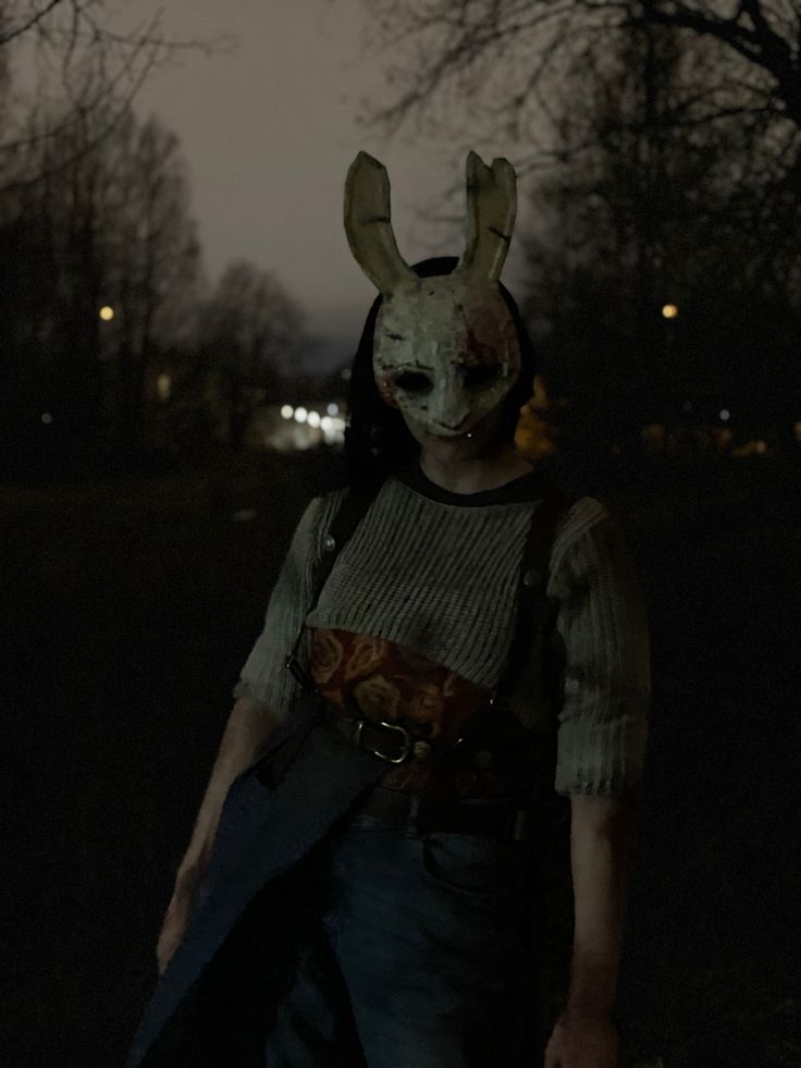 dead by daylight huntress cosplay in dark area with some bushes and trees The Huntress Dbd Cosplay, Halloween Costumes Video Games, Dbd The Huntress, Huntress Dead By Daylight, Dead By Daylight Cosplay, Dead By Daylight Huntress, Huntress Dbd, Huntress Cosplay, Halloween Costume Videos