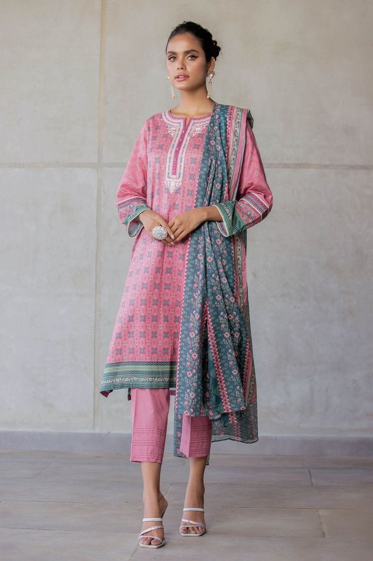 Zeen Wfm31519 Pink Soraya Lawn 2021 Pakistani Designer Suits, Winter Shawl, Ladies Clothing, Lawn Suits, Pakistani Designers, Shalwar Kameez, Designs For Dresses, Pakistani Outfits, Designer Suits